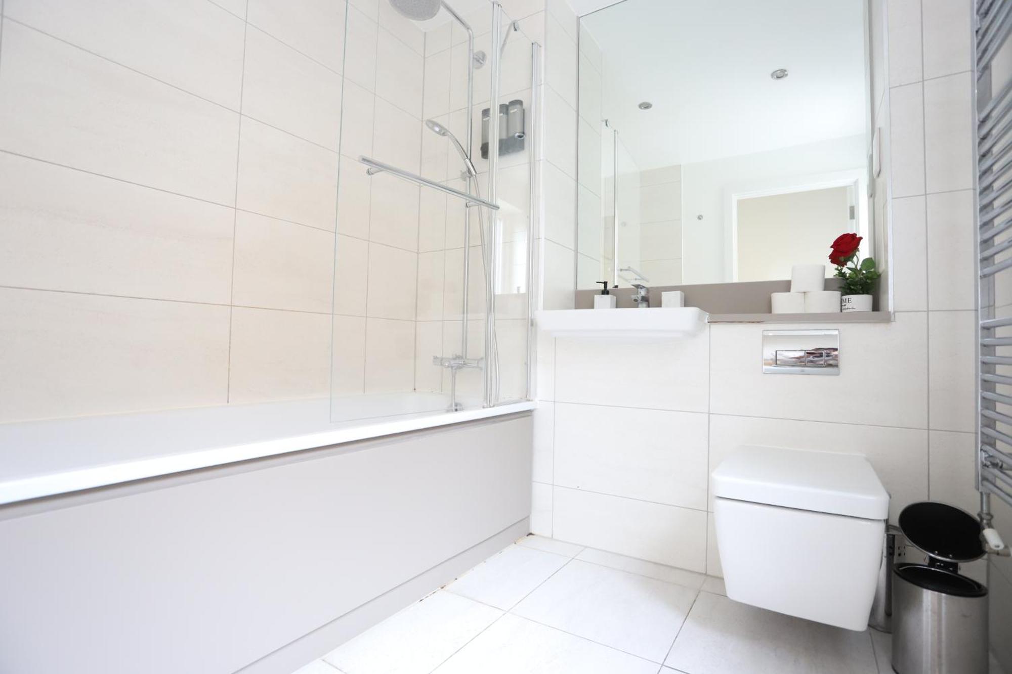 Spacious 3-Story Retreat With Rooftop Terrace And Modern Amenities London Luaran gambar