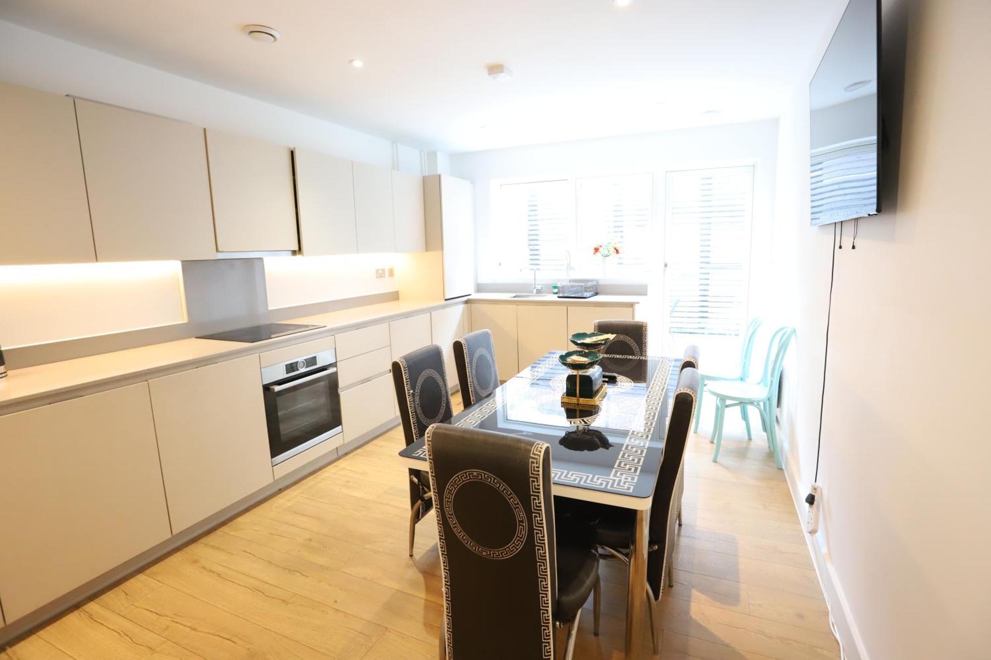 Spacious 3-Story Retreat With Rooftop Terrace And Modern Amenities London Luaran gambar